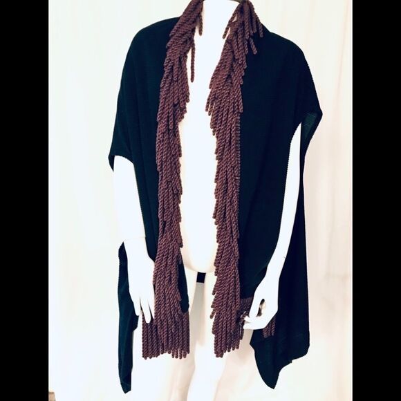 Black waffle pattern cape, burgundy fringe trim - Picture 1 of 6